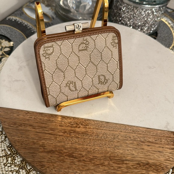 Dior Coins holder mini pocket this tiny piece is a beautiful and clean interior - Picture 13 of 13